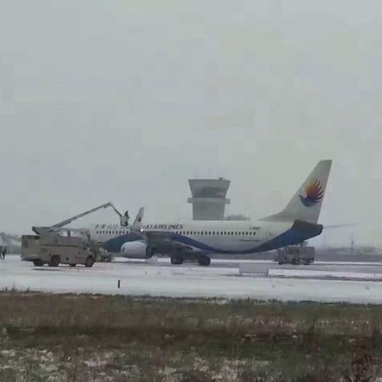 鄭州機場百余架航班取消延誤