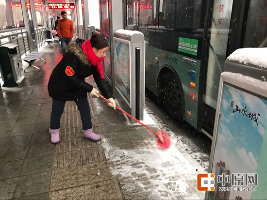 清理BRT站台积雪