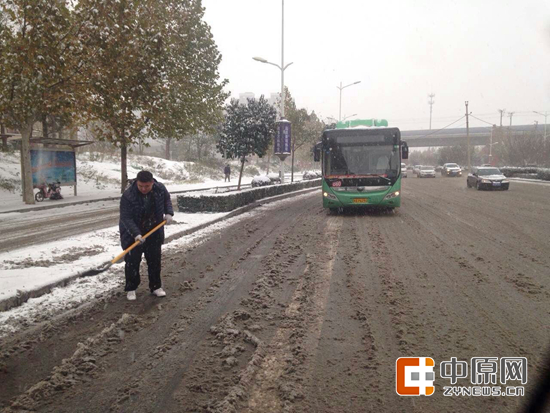 清理道路积雪