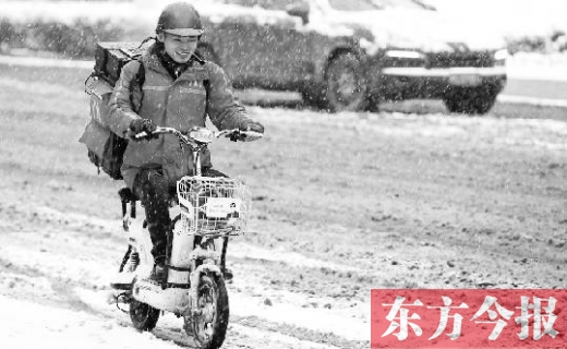 騎著電動車的外賣小哥冒雪送餐 河南廣電全媒體記者 段晉哲 攝