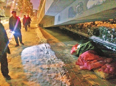 民政部門工作人員夜間在街頭巡邏，尋找需要救助的人。