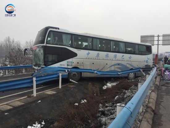 郑州绕城高速满载学生大巴追尾面包车 冲入护