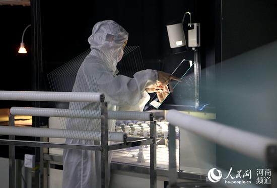 河南康耀电子的工人正在检查ITO导电膜玻璃 戚艺芳 摄