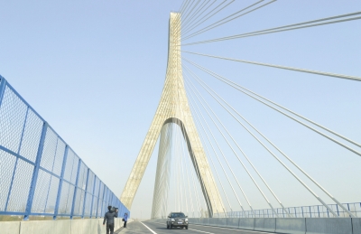 郑云高速南水北调中线总干渠斜拉桥是国内第一座后跨越斜拉桥，大桥宽度大，长节段，施工技术难度大