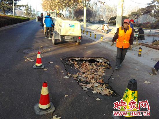 4天塌2次!郑州中原路渣土车过后又塌了个大坑