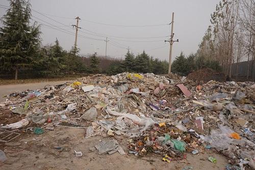 鄭州西四環生態廊道里垃圾成山