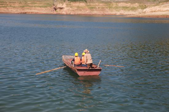 梅紅偉和同事擺渡到小浪底開展供電服務工作