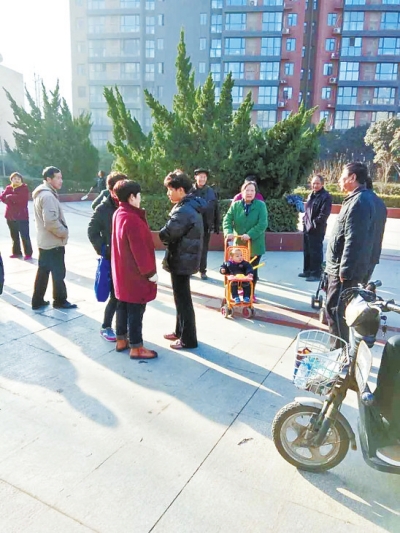 大媽跳廣場舞的地方，距離居民樓約50米。