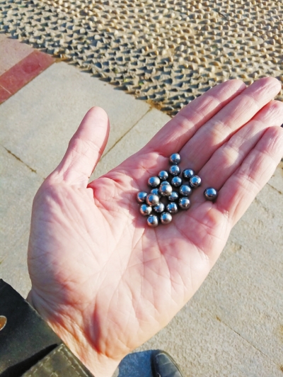  巡防隊員在事發地撿到的鋼珠