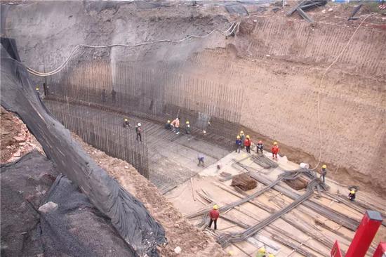 兴国路与乐山路中环廊出入口进度实景,兴国路往雪松路方向路段正在铺设