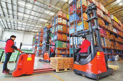 洛陽市大張物流園的常溫配送中心內，員工們正在裝運貨物。本報資料圖片