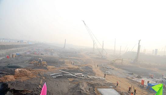 ▲項目工地基坑已經開挖，工地林立著各種機械設備