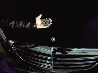 奔驰迈巴赫的车标被掰掉