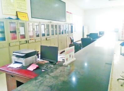 正常上班时间，淮阳县临蔡镇办事大厅窗口无人值班，桌上落满灰尘。