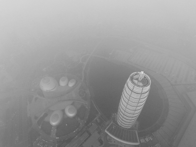 记者利用无人机爬升到最高升限500米仍旧没能突破雾霾层，镜头中的【大玉米】笼罩在一片混沌当中。