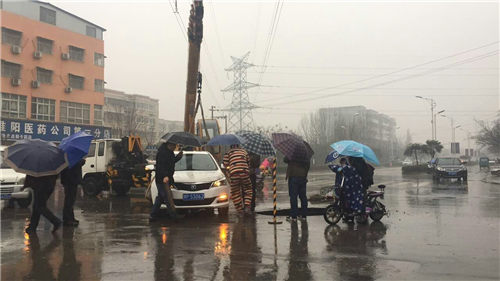 路面塌陷，轎車被卡