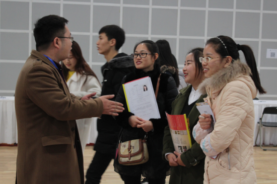 郑州财税金融职业学院 举办2014级毕业生校园