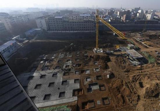 12月8日，河南汝州望嵩文化广场施工场面，画面右下方为原有墓葬坑主要所在区域，如今已被夷为平地。新华社图