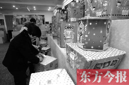 市民在选购烟花 资料图片