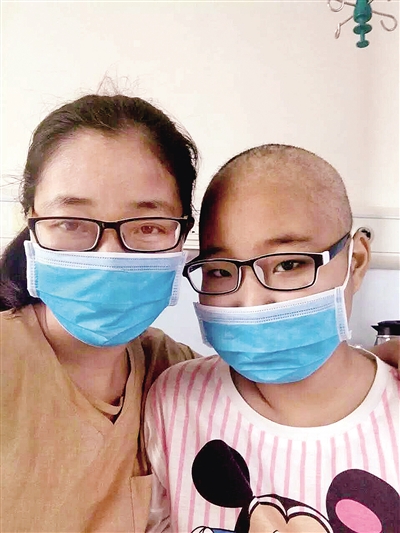 13歲的少女王媛（右）