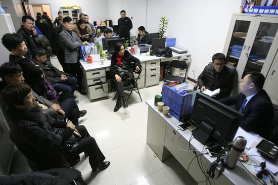 眾多商戶聚集在一起討要說法