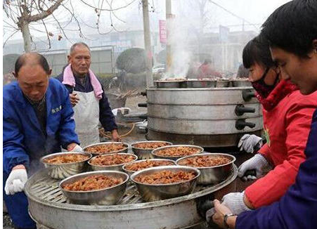 辉县一名村支书自掏腰包 请千名村民同吃团圆饭