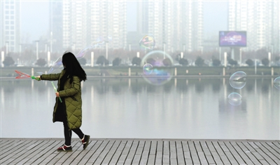 　　1月2日下午，鄭東新區CBD，鄭州的“跨年霾”仍然持續，雖然霧霾重重，但在家憋了幾天的市民還是走出戶外，打發假日的最后時光。 鄭報融媒記者 馬健 圖