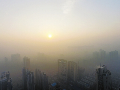 昨日上午7点多,太阳出来后,才逐渐驱散了大雾。
