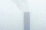 浓雾中，虞城县一砖窑场排烟忙。