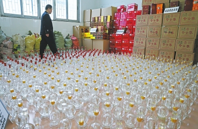 民警缴获大量假酒和制假设备