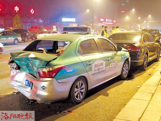 洛阳一疯狂"路虎"深夜"发飙" 3辆车被撞得伤痕累累