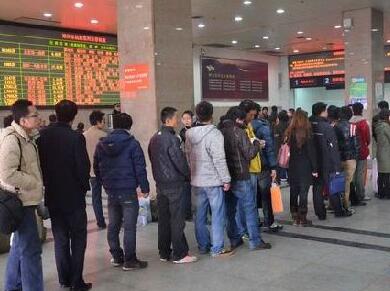 粗心！男子郑州火车站买完票 手机随手放别人纸袋