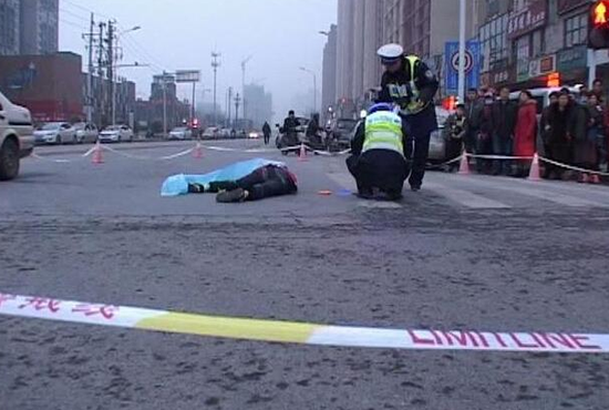 鄭州一女生趕考途中遭環(huán)衛(wèi)車碾壓 當(dāng)場(chǎng)身亡