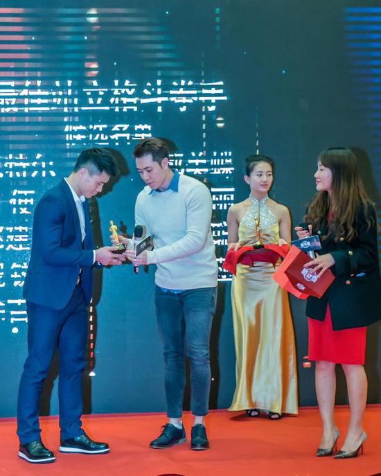 勇士的荣耀评为年度最具潜力赛事 邱建良龚艳