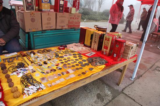 年貨大街上文玩年貨一應俱全