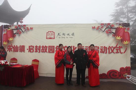 園區市場部人員與渠道商代表現場簽約