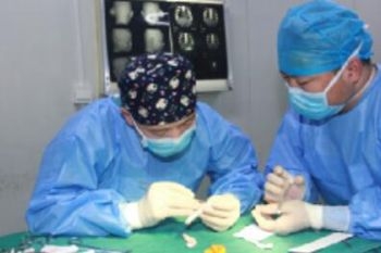 吳召森主任認真的為患者進行軟骨雕刻