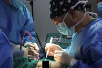 吳主任為患者施術