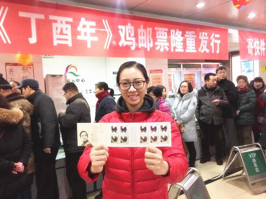 新鄉(xiāng)的集郵愛好者搶到“雞票”特別開心（梁曉衛(wèi) 攝）