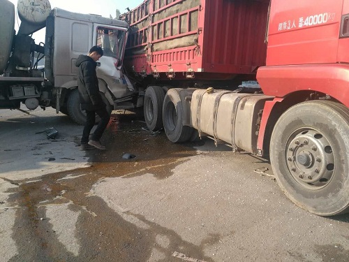 郑州水泥罐车撞上大货车 车头变形