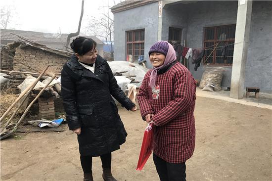 省文聯(lián)苗樹(shù)群副主席為村民送春聯(lián)和慰問(wèn)金