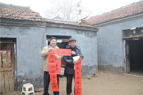 文藝志愿者書(shū)法家申慧生為村民贈(zèng)送春聯(lián)