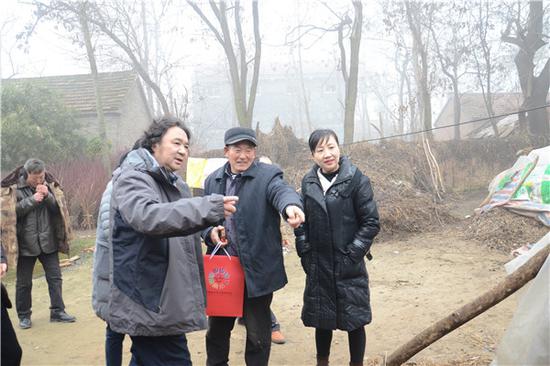 村民向苗樹(shù)群副主席和藝術(shù)家李仲黨介紹自家羊的品種