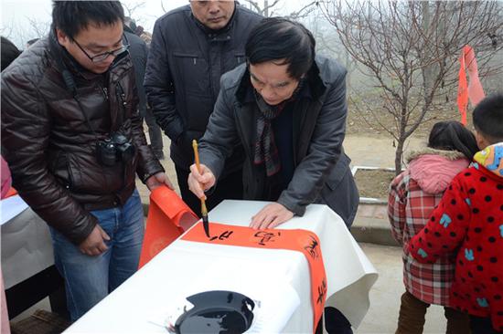 河南省直文聯(lián)主席兼秘書長殷江林為村民義寫春聯(lián)