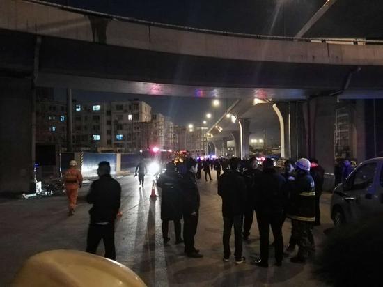 郑州农业路沙口路高架一处施工桥面坍塌，一死八伤