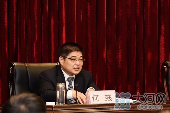 河南省委宣傳部副部長(zhǎng)、省網(wǎng)信辦主任何彧出席會(huì)議并講話。趙亮/攝