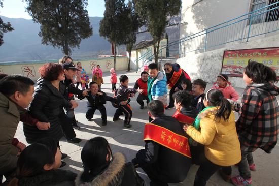 鐵路職工與留守兒童做游戲