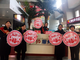 1月13日春运首日清晨5时，高铁新乡东站工作人员在车站“乡约”服务台前展示自己设计的窗花。春运中该站党员、团员将轮流在“乡约”服务台为旅客提供服务。