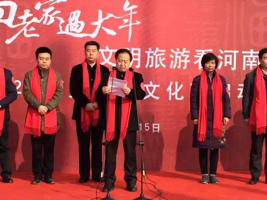 河南省文明辦副主任李文良介紹“文明旅游看河南”活動安排