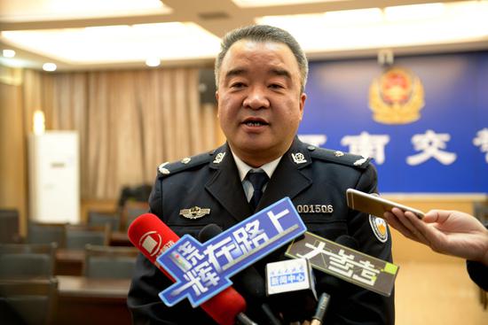 河南省公安厅交警总队副总队长苗雨露接受记者采访